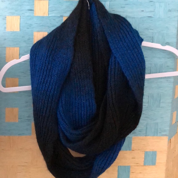 Gifted....Infinity scarf black & blue - Picture 4 of 4